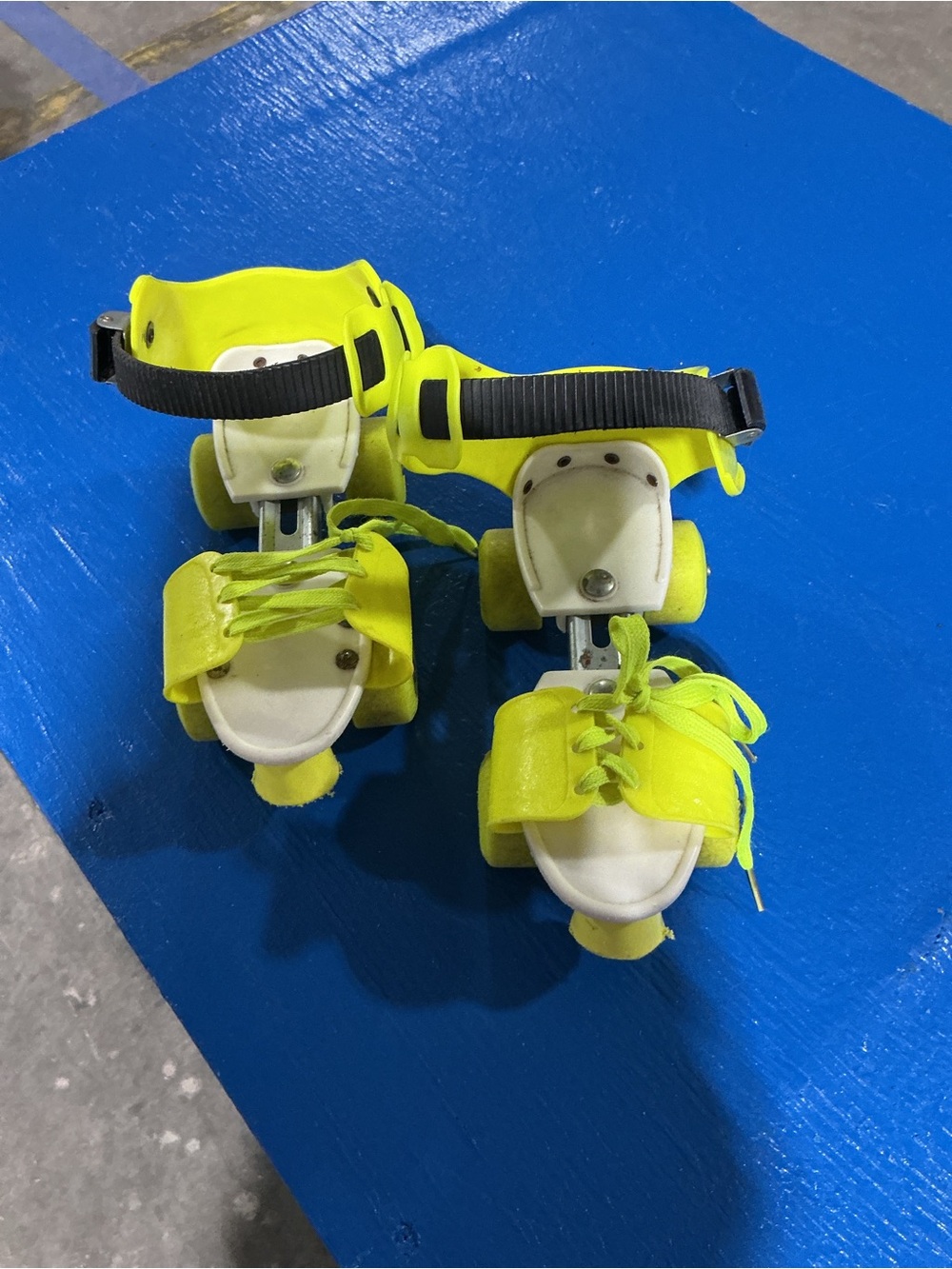 Kids Neon Yellow Adjustable Roller shoes skates trendy Sz 4 13
